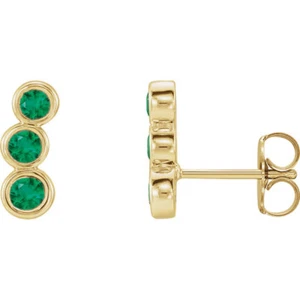 Escaladores de orejas de tres piedras con esmeralda creada por Chatham® en oro amarillo de 14 K - Imagen 1 de 1