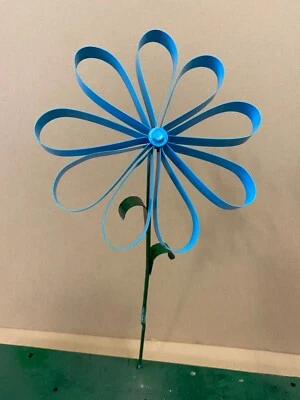 Amapola soldada de acero reciclado azul hecha a mano roca jardín estaca patio arte Foto 1 de 2