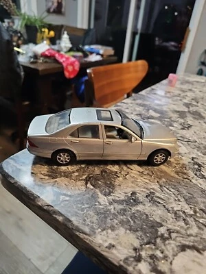 MotorMax Die-Cast Collection 1:24 Gray 2000 Mercedes-Benz S-Class - Image 1 of 4
