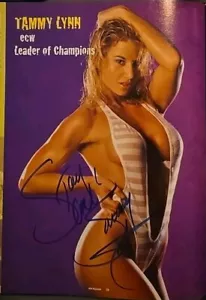 WOW World Of Wrestling Magazine copertina rigida 1999 firmata da Sunny & Francine JSA - Foto 1 di 5