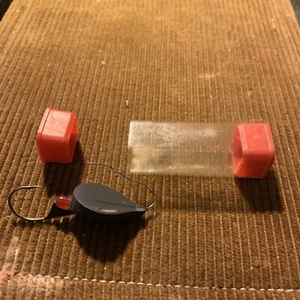 Señuelo de lubina vintage extraño desconocido en contenedor Exe pescable coleccionable - Imagen 1 de 6