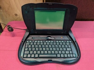 Vintage Apple Newton EMATE 300 PDA verde *funziona, batt/cerniera difettosa* - Foto 1 di 13