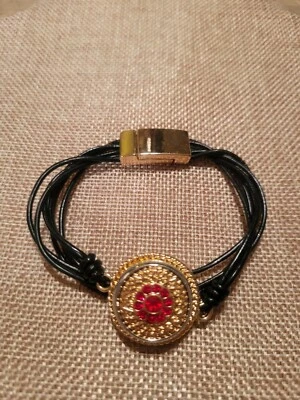 Pulsera magnética Gingersnaps de cuero negro con hilo y un broche dorado y rojo nuevo en paquete. Foto 1 de 4