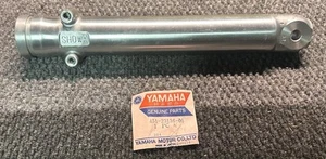PIEZAS ORIGINALES YAMAHA R TUBO HORQUILLA EXTERIOR TY80 1974-75 NOS 451-23136-01 - Imagen 1 de 3