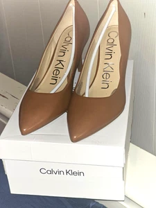 Calvin Klein Gayle marrone donna 9,5 tacco a pompa in pelle. Nuovo Con Scatola - Foto 1 di 7