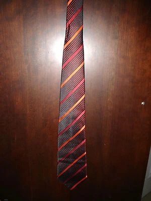 IMPRESCINDIBLE, Espectacular Corbata Negra Bernini Beverly Hills con Rayas Rojas y Naranja Foto 1 de 3