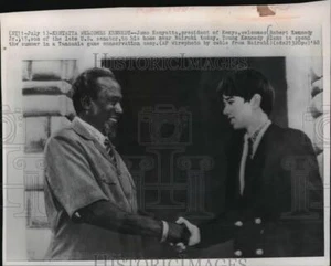 1968 Press Photo Robert Kennedy Junior welcomed by Kenya president Jomo Kenyatta - Picture 1 of 2