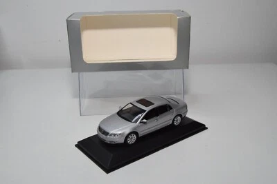 B38 1:43 MINICHAMPS VW VOLKSWAGEN PHAETON BERLINA MET. RIVENDITORE GRIGIO NUO... - Immagine 1 di 4