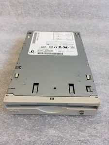 Iomega Internal Z750ATAPI Black IDE 40-pin Interface 750MB 3.5in Zip Drive WHITE - Afbeelding 1 van 6
