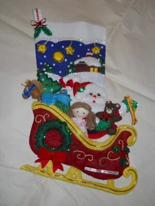 Medias de Navidad con apliques de fieltro hechos a mano Bucilla "Trineo de Santa" ~ COMPLETADAS - Imagen 1 de 5