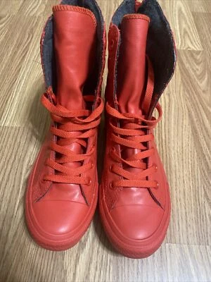 Bota de moda Converse Chuck Taylor para mujer de tiro alto roja de goma 549592C talla 7 Foto 1 de 4