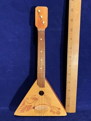 Juguete o recuerdo vintage ruso de 3 cuerdas Balalaika decorado a mano con pegatinas Foto 1 de 4