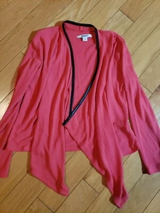 Neu Mädchen DKNY koralle offene Strickjacke mit Lederbesatz Größe L passt 10-12 Jahre    - Bild 1 von 3