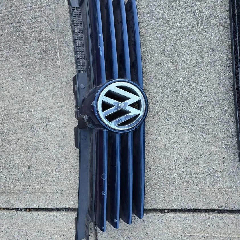 REJILLA DELANTERA OEM AZUL VW JETTA MK4 Foto 1 de 1