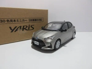 1:30 Toyota YARIS color sample Black x Avant-garde Bronze Metallic Diecast CHN - Picture 1 of 6