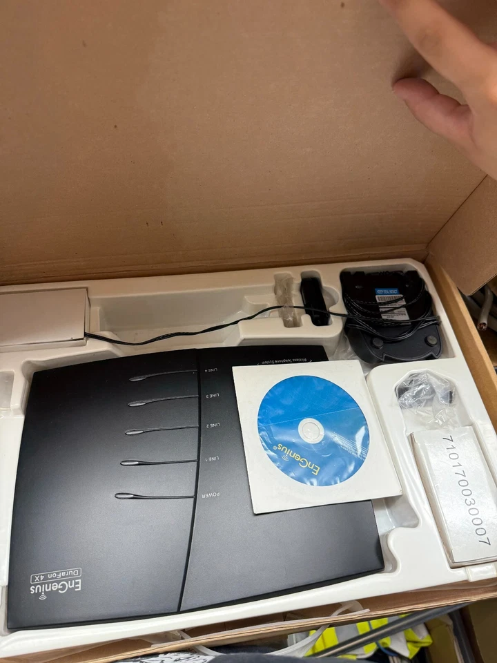 Base y auricular EnGenius DuraFon-SIP duraderos de largo alcance - negro (DURAFON-SIP-HC) Foto 1 de 2