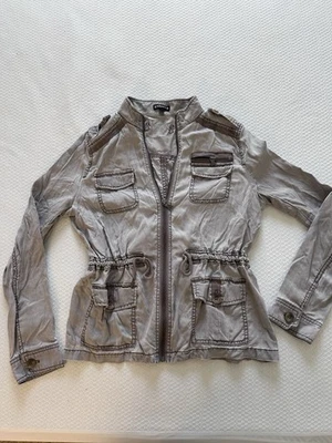 Chaqueta utilitaria Express gris con charreteras y cintura elástica. Talla XS Foto 1 de 4