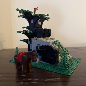 LEGO Camouflaged Outpost Forestmen Vintage Castle 6066  HORSE AND BUILD ONLY 