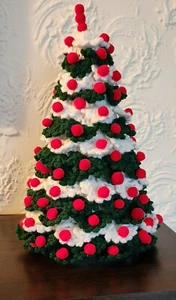 ALBERO DI NATALE ALL'UNCINETTO imbottito 3D verde e bianco con decorazioni pom rosso - Foto 1 di 3