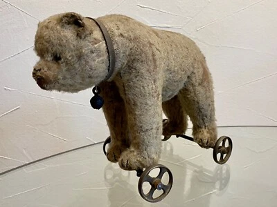 RARITÄT, Steiff Bär auf Metall-Rädern mit Knopf & Restpapierfahne, ca. 1905 - Bild 1 von 4
