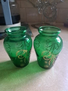 Vintage 2 kleine grüne Glasvasen mit Blattgold & Wirbel Design  - Bild 1 von 4