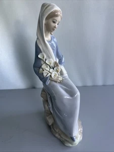 Pre-owned LLADRO Figurine #4972- Girl With Lillies Sitting- No Damage - Picture 1 of 7