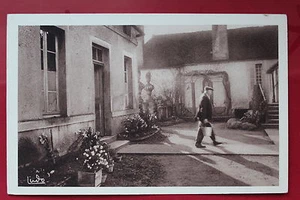 Carte postale ancienne MOUTIER-SAINT-JEAN - L'Hospice : Cour D'Entrée - Picture 1 of 1