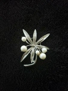 RARE FIND!! Signed 1964 Vintage Caroline Emmons "White Olive" brooch - Picture 1 of 7