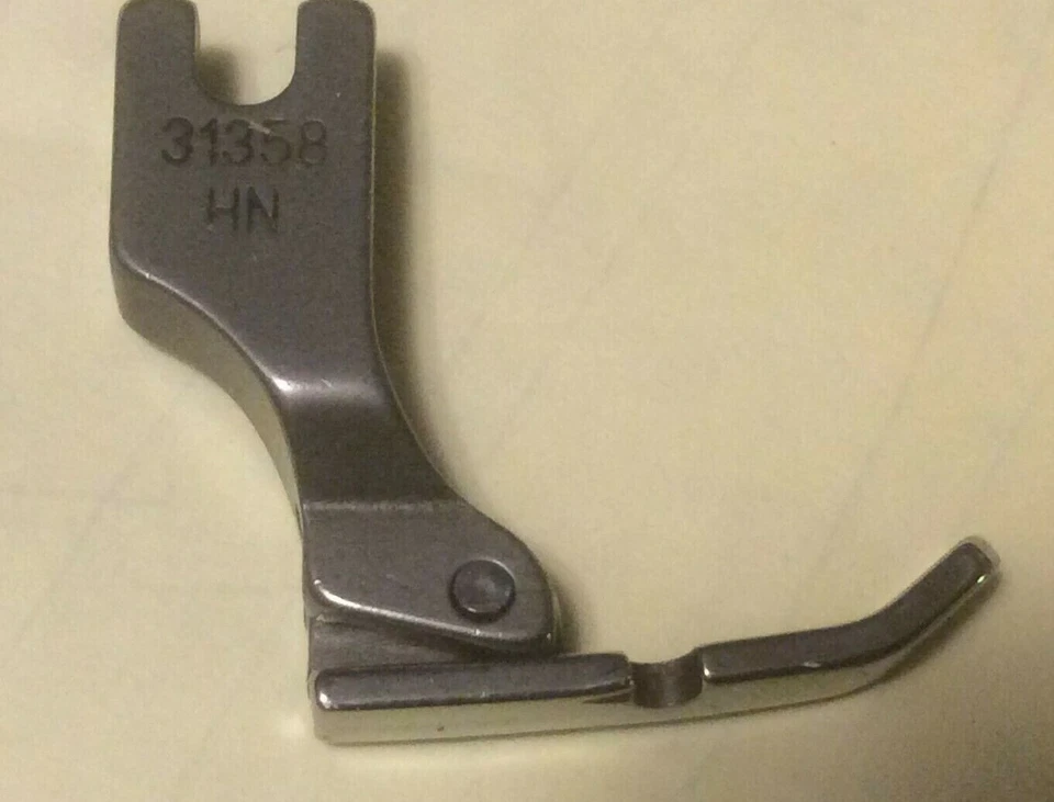 Pie con cremallera de cordón izquierdo estrecho con bisagras que se adapta a máquina de coser comercial Consew Foto 1 de 4