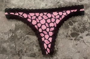 NWT VICTORIA'S SECRET BLACK PINK SEASHELL BEACH LACE THONG PANTIES - Picture 1 of 3