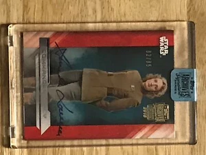 2018 Star Wars Archives Signatures Auto Lawrence como Commander D'Acy 82/85 - Imagen 1 de 1