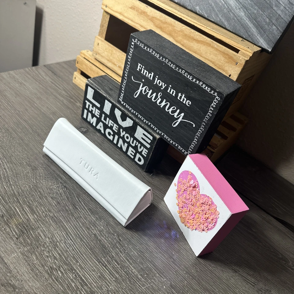 Gafas de sol TURA blancas con logotipo abatible estuche triangular usado COMO NUEVAS Foto 1 de 4