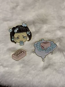 ¡Pins Melanie Martinez Cry Baby auténticos esmaltados en jabón! ¡Excelente estado! - Imagen 1 de 2