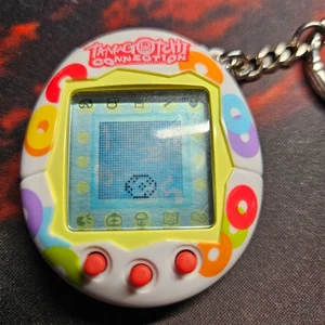 Tamagotchi Connection V2 2004 White Donut Shape Digital Pet working - Picture 1 of 2