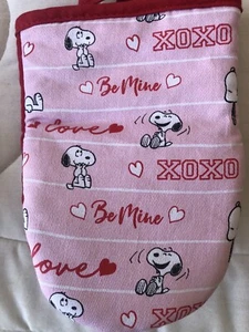 PEANUTS~”SNOOPY RED, & PINK~BE MINE~LOVE~XOXO~9” X 7”~Mini Oven Mitt~NEW~FREE SH - Picture 1 of 2
