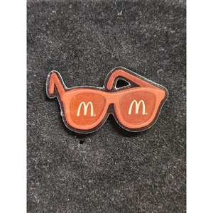 Gafas de sol McDonald's 2015 Summer Break Fun rojas prendedor oficial de solapa - Imagen 1 de 3