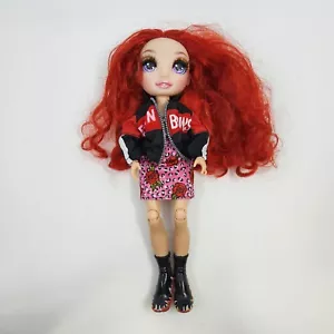 Rainbow High Muñeca Rubí Anderson Pelo Rojo Ojos Púrpura Conjunto Botas Usadas - Imagen 1 de 10