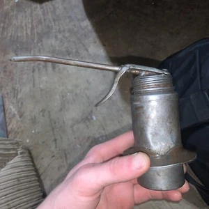 Antico oliatore a pompa grilletto vintage in acciaio inox piccolo alto 4,5" - Foto 1 di 8