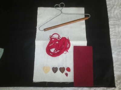 KIT PANEL ARTESANAL CORAZONES ROJOS con colgador de corazón de 7 1/2", hilo y adornos Foto 1 de 3