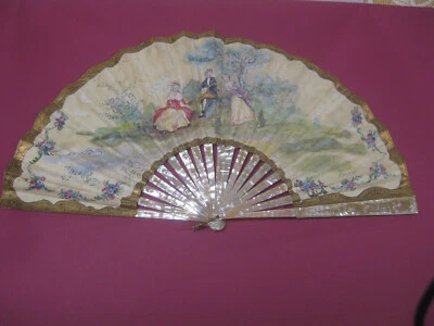 Antiguo abanico de mano madreperla con escena pintada a mano firmado Foto 1 de 4