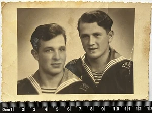Foto vintage de los marineros de la URSS, tierna amistad masculina, jóvenes guapos - Imagen 1 de 3