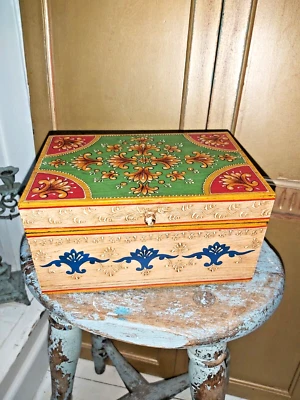 INDIAN HAND PAINTED FLORAL WOODEN BOX/TRINKET/JEWELLERY BOX - Image 1 of 4