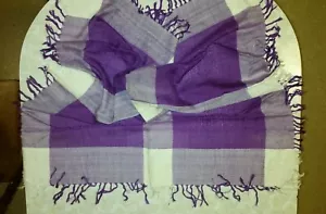 PURPLE & WHITE PLAID SCARF WITH TASSLES 31X31 100% RAYON - Foto 1 di 2