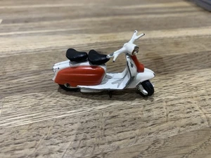 Britains Lambretta Scooter 9685 Red & White - Playworn & Unboxed - Picture 1 of 12