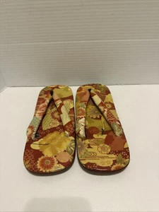 Scarpe geisha asiatiche in legno colore rosso oro broccato per decorazione 7,5 Guestimat - Foto 1 di 10