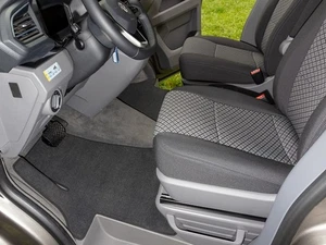 Brandrup Veloursteppich fürs Fahrerhaus mit Radkastentrittschutz links, VW T6.1 - Bild 1 von 1