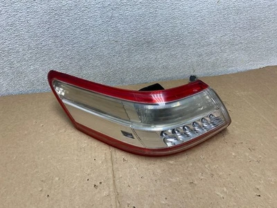 Luz trasera izquierda LED híbrida Toyota Camry 2010-2011 TYC U9839 DW Foto 1 de 4