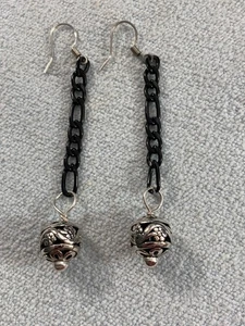 Pendientes colgantes de plata de ley .925 de 10 mm con bola de relleno y cadena Figaro negra - Imagen 1 de 9