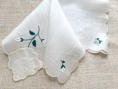 DE COLECCIÓN HANKY NUEVO CON ETIQUETA SUIZO BORDADO VERDE SOBRE ROSAS BLANCAS BORDE VIEIRA Foto 1 de 4