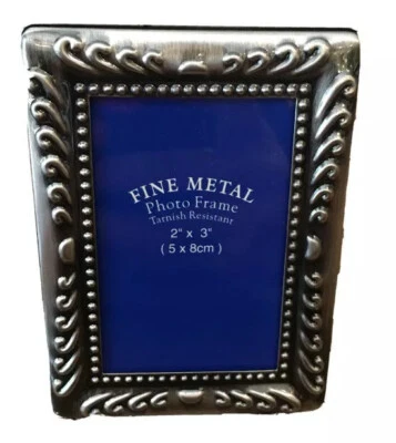 Marco de fotos de metal fino plateado antiguo de 2"" x 3"" nuevo pero imperfecto en el marco Foto 1 de 4